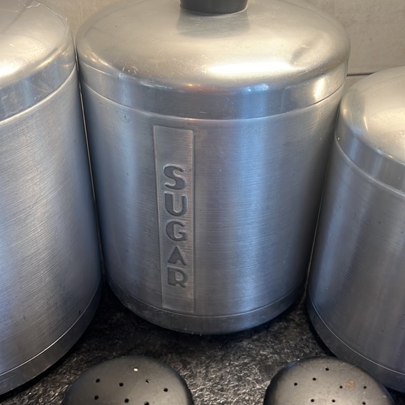 Vintage round canister set, Salt n pepper shakers & scoop in excellent condition - Picture 3 of 10